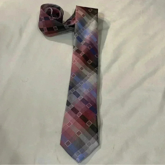 Kenneth Cole men  100% silk necktie - Picture 3 of 5